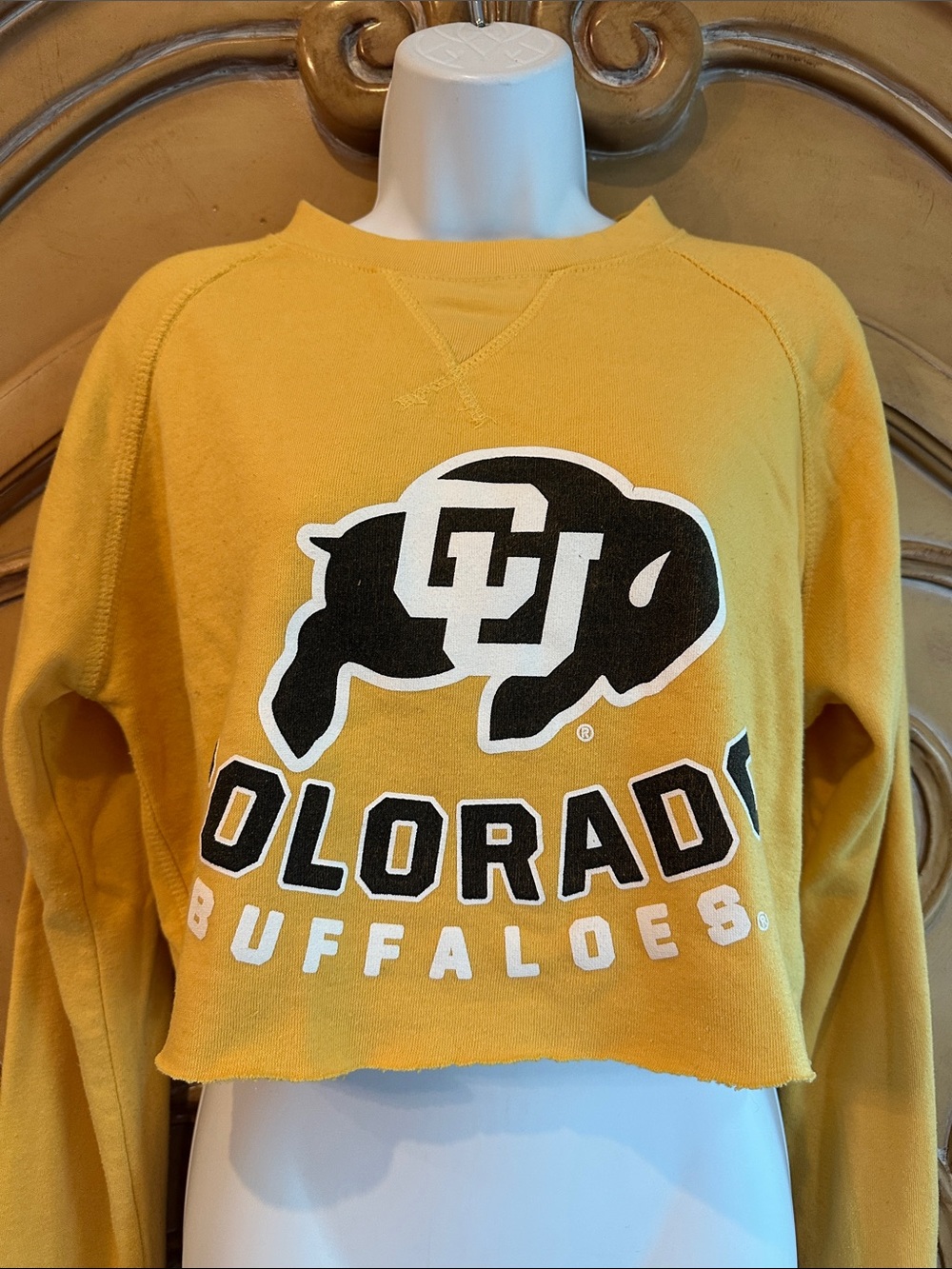 Colorado Buffaloes Women's Gold Crewneck Cropped Sweatshirt